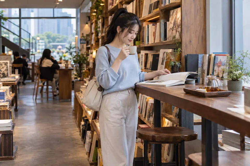 独立书店内，茶杯与书页并置的阅读品茶场景
